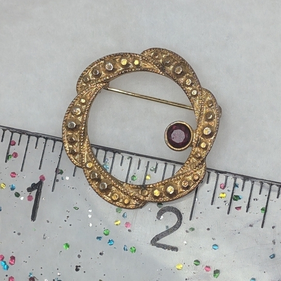 Vintage Gold Tone Wreath Brooch Garnet Jewel 1" Circular - Picture 3 of 3